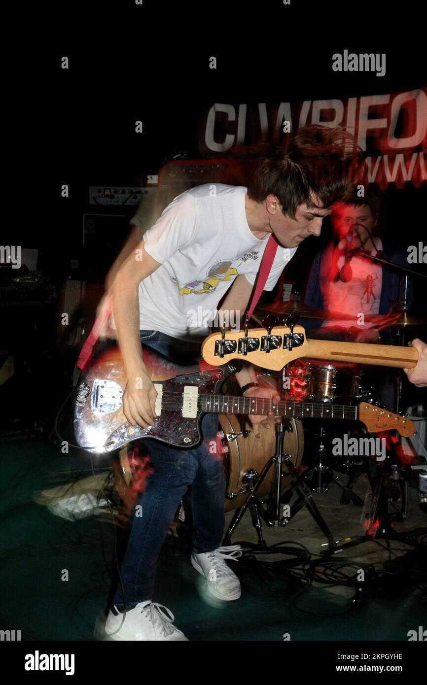 Tom Denney, Gesang und Gitarre mit HILFE SHE CAN'T SWIM im Clwb IFOR Bach (The Welsh Club) in Cardiff, 25. Januar 2007. Foto © ROB WATKINS. INFO: Help She Can't Swim war eine britische Indie-Rock-Band, die 2003 gegründet wurde. Bekannt für ihre energiegeladenen Auftritte und witzigen, angstgetriebenen Texte, veröffentlichten sie bekannte Alben wie „Fashionista Super Dance Troupe“, bevor sie sich 2008 auflösten Stockfoto
