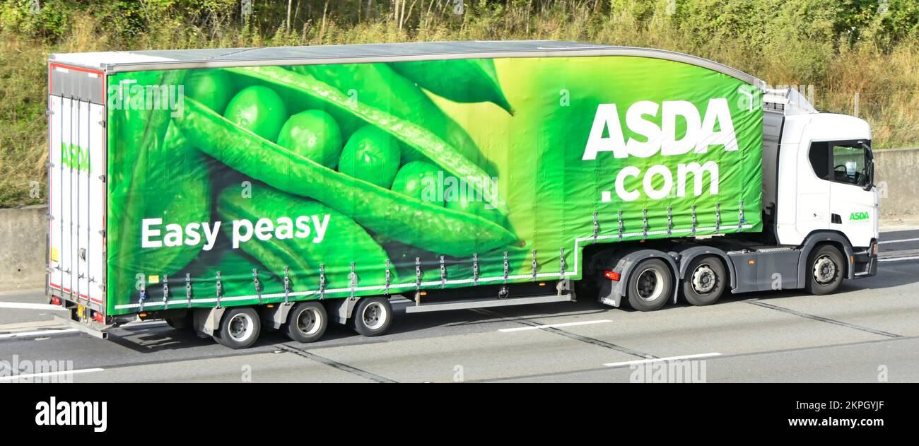 Easy peasy Asda Supermarkt Scania lkw LKW LKW & grüne Erbse POD Werbung Grafik Seite Vorhang Ansicht artikulierten Anhänger fahren UK Autobahn Straße Stockfoto
