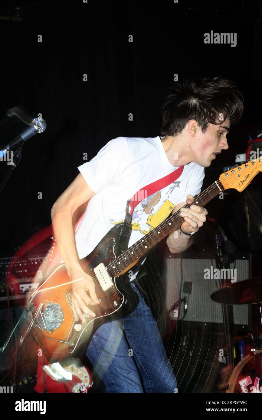Tom Denney, Gesang und Gitarre mit HILFE SHE CAN'T SWIM im Clwb IFOR Bach (The Welsh Club) in Cardiff, 25. Januar 2007. Foto © ROB WATKINS. INFO: Help She Can't Swim war eine britische Indie-Rock-Band, die 2003 gegründet wurde. Bekannt für ihre energiegeladenen Auftritte und witzigen, angstgetriebenen Texte, veröffentlichten sie bekannte Alben wie „Fashionista Super Dance Troupe“, bevor sie sich 2008 auflösten Stockfoto