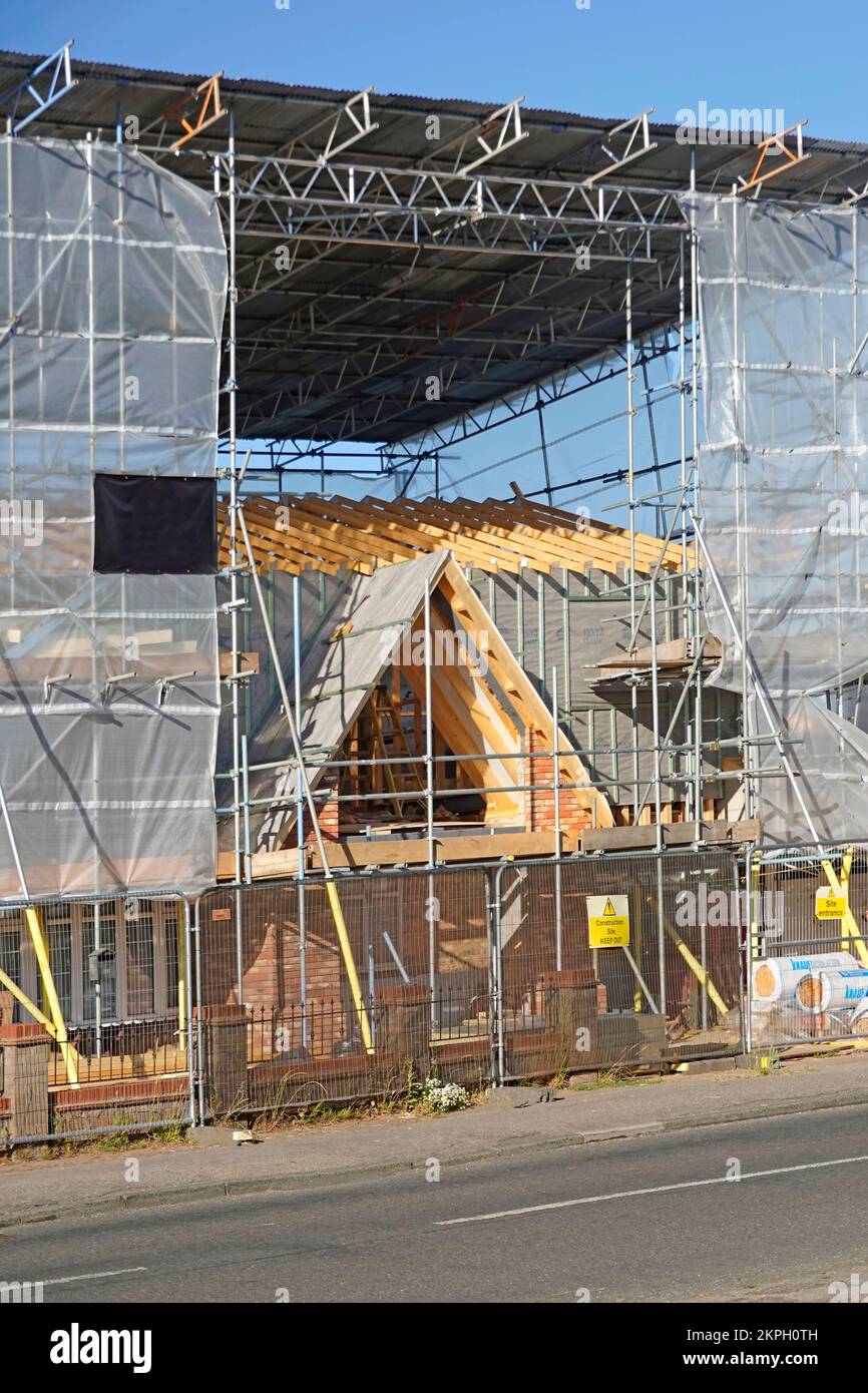 Baustelle Umbauarbeiten an Gebäuden, die provisorische Dachbalken und Seitengerüste mit Wetterschutz erfordern England UK Stockfoto