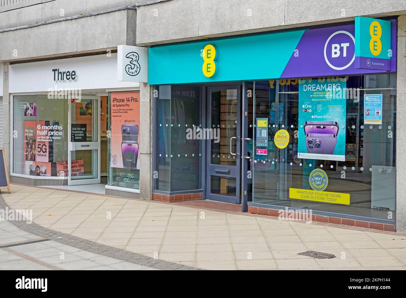 „Three“-Marke ein britisches Telekommunikations-Internet-Handy-Geschäft neben EE BT ähnliche Dienstleistungen in angrenzendem Gebäude Brentwood Essex England UK Stockfoto
