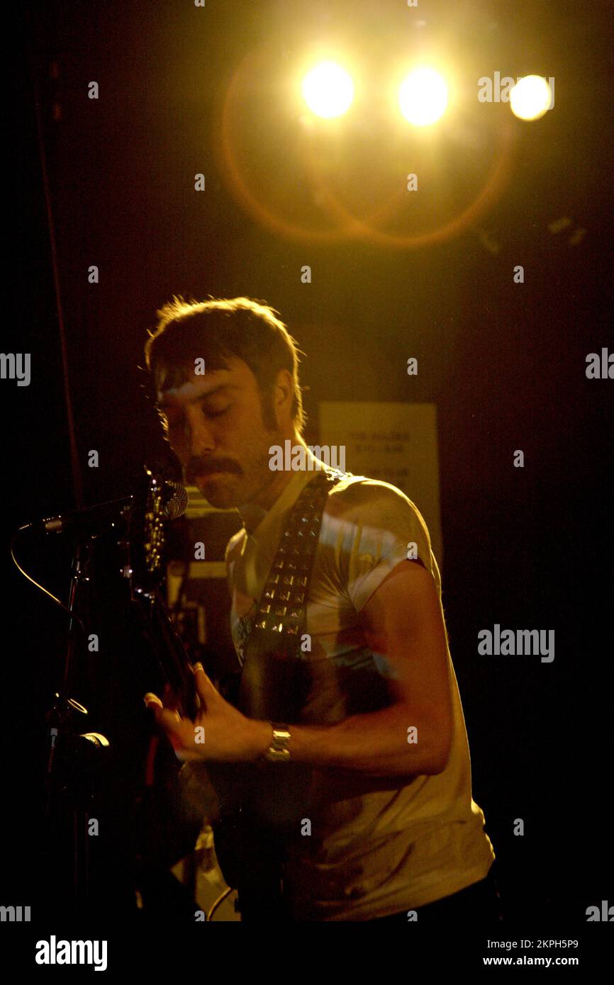 Jared Swilley, Sänger und Bassist der alternativen Rockband The Black Lips aus Atlanta, Georgia, bei Clwb IFOR Bach in Cardiff während des SWN Festivals am 11. November 2007. Foto: ROB WATKINS. INFO: The Black Lips ist eine US-amerikanische Garage-Rock-Band, die 1999 in Atlanta gegründet wurde. Bekannt für ihre wilden Live-Auftritte und ihren rauen Sound, mischen sie Punk, Rock und psychedelische Einflüsse und gewinnen mit Alben wie „Arabia Mountain“ und „Good Bad Not Evil“ eine kultige Fangemeinde. Stockfoto