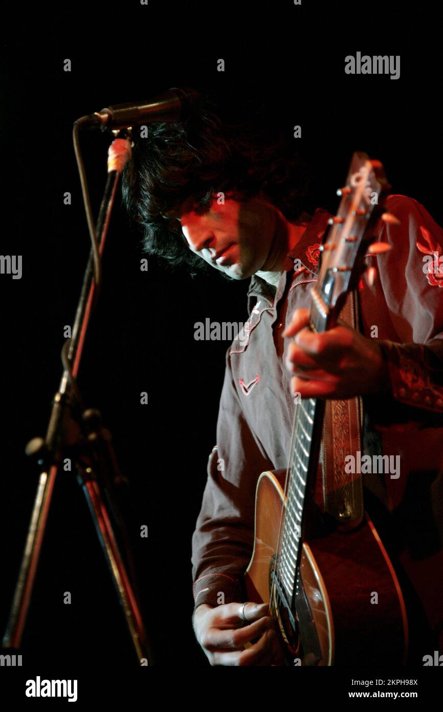 Nima, Sängerin und Gitarrist mit britischer alternativer Rockband „Hush the Many“, in der Buffalo Bar in Cardiff während des Swn Festival am 11. November 2007. Foto © ROB WATKINS Stockfoto