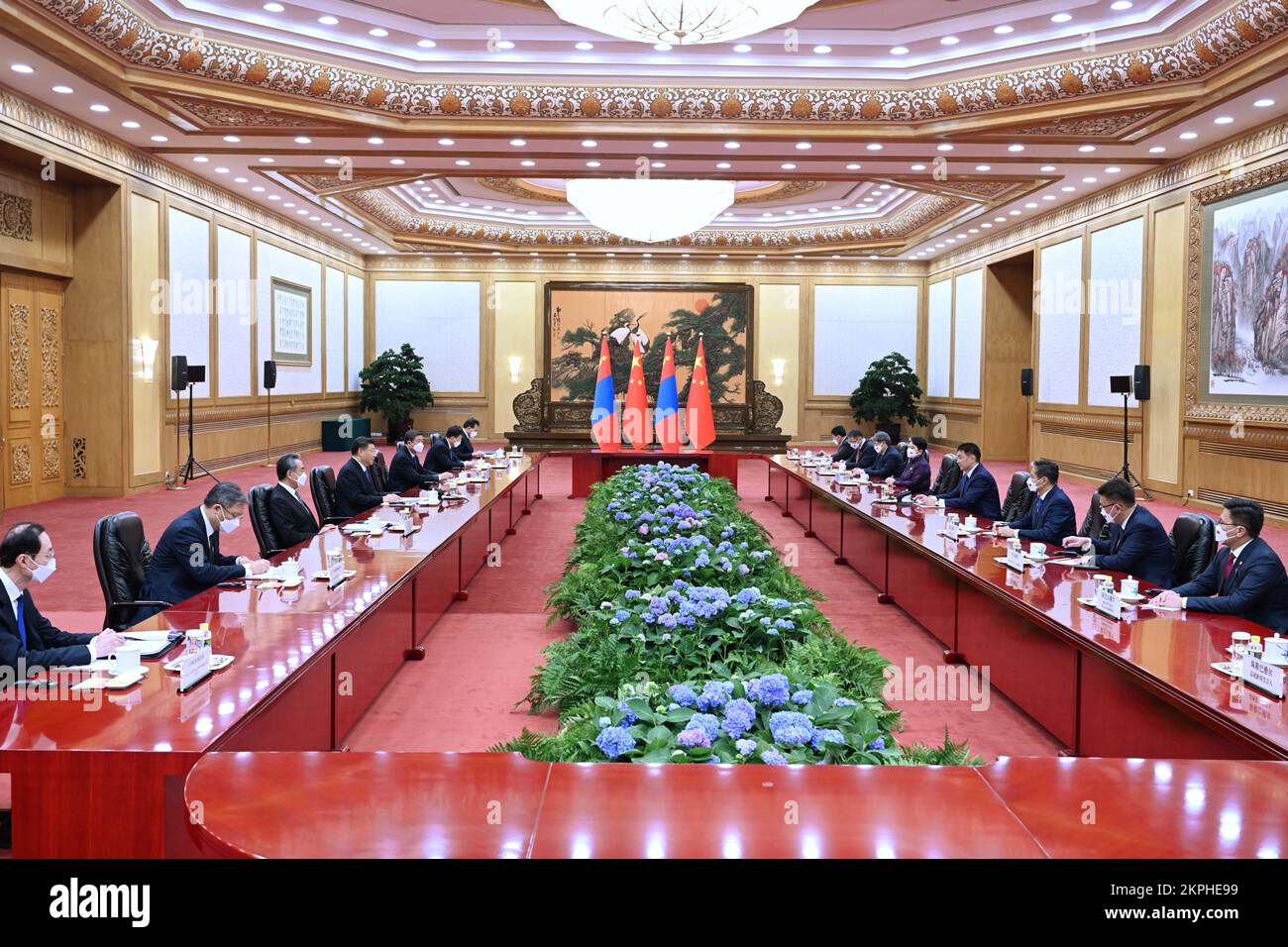 Peking, China. 28.. November 2022. Der chinesische Präsident Xi Jinping führt Gespräche mit dem mongolischen Präsidenten Ukhnaagiin Khurelsukh, der am 28. November 2022 in der Großen Volkshalle in Peking, der Hauptstadt Chinas, zu Besuch ist. Kredit: Zhang Ling/Xinhua/Alamy Live News Stockfoto