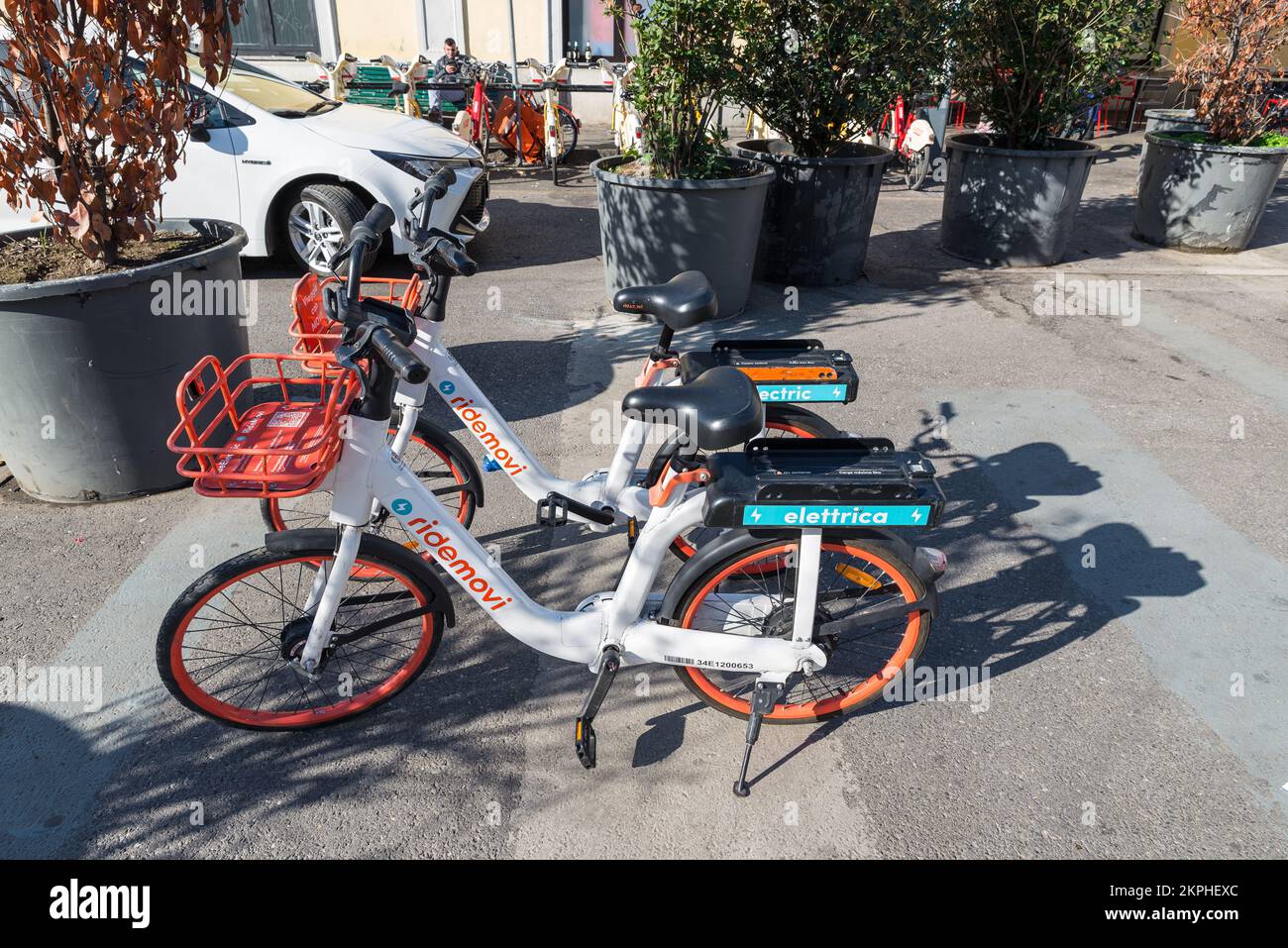 Fahrradverleih in einer Großstadt. Mailand, Italien. Technologie für einen ökologischen und nachhaltigen Verkehr Stockfoto
