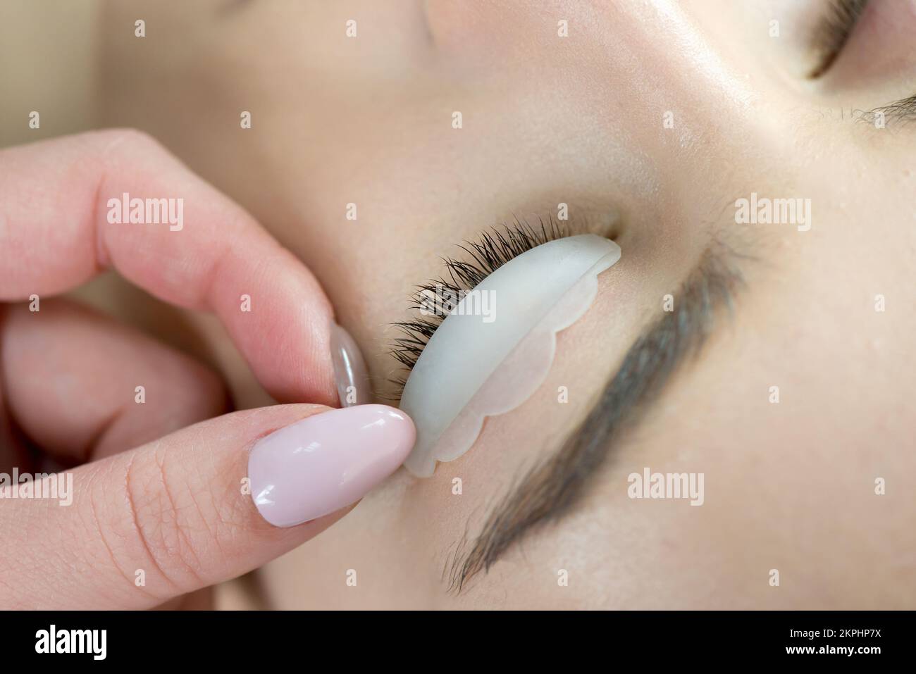 Wimpernpflege: Wimpernheben, Färben, Locken, Laminieren und Wimpernverlängerung. Nahaufnahme des Gesichts des Schönheitsmodells mit perfekten frischen s Stockfoto