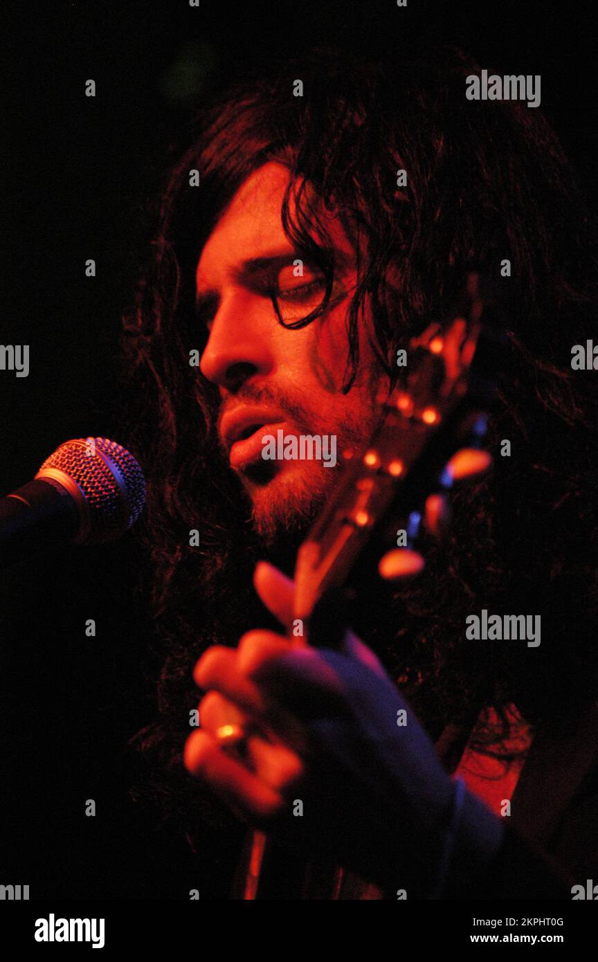 DEVENDRA BANHART, CARDIFF, 2005: Die US-amerikanische Kultgesängerin und Songwriterin DEVENDRA BANHART spielt am 8. August 2005 ein leises Konzert in Cardiff, Wales. Foto: ROB WATKINS. Devendra Banhart (* 1981) ist eine venezolanische Sängerin und Songwriterin. Bekannt für seinen eklektischen Stil, zeigen seine Alben wie „Rejoicing in the Hands“ und „Cripple Crow“ eine Mischung aus Folk-, Psychedelic- und Weltmusik und machen ihn zu einer markanten und einflussreichen Figur im zeitgenössischen Folk. Stockfoto