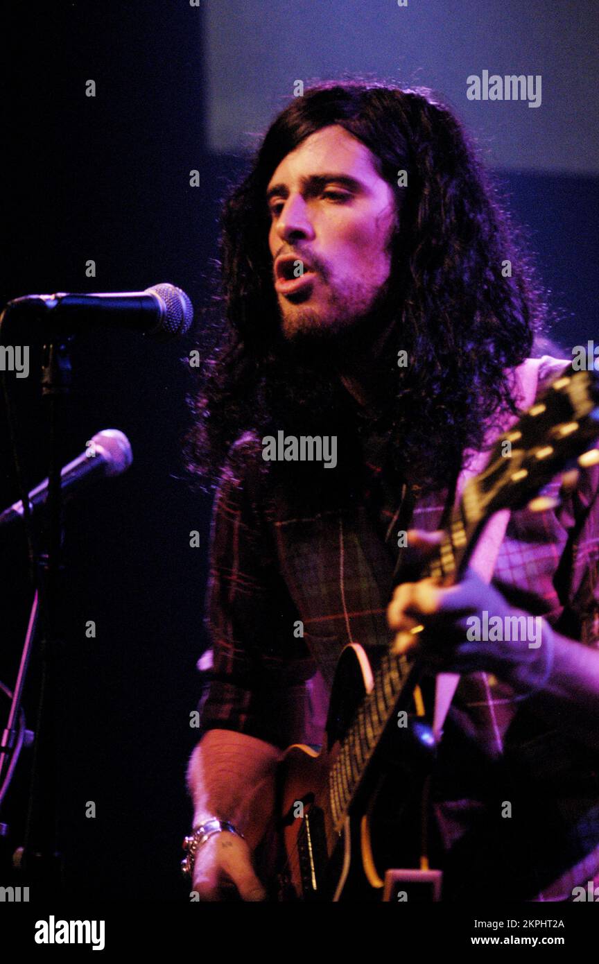 DEVENDRA BANHART, CARDIFF, 2005: Die US-amerikanische Kultgesängerin und Songwriterin DEVENDRA BANHART spielt am 8. August 2005 ein leises Konzert in Cardiff, Wales. Foto: ROB WATKINS. Devendra Banhart (* 1981) ist eine venezolanische Sängerin und Songwriterin. Bekannt für seinen eklektischen Stil, zeigen seine Alben wie „Rejoicing in the Hands“ und „Cripple Crow“ eine Mischung aus Folk-, Psychedelic- und Weltmusik und machen ihn zu einer markanten und einflussreichen Figur im zeitgenössischen Folk. Stockfoto