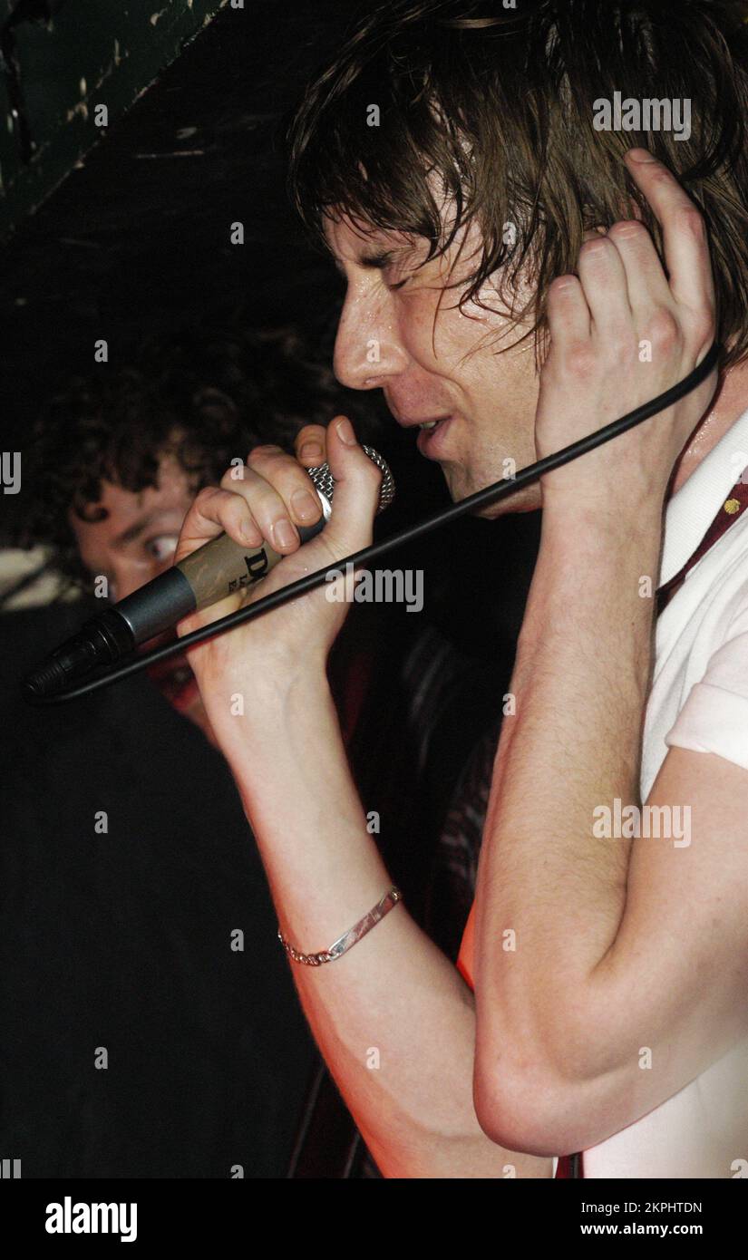 Johnny Cooke Sängerin mit der britischen Punkband DOGS im Barfly Club in Cardiff, 3. Februar 2005. Bild: ROB WATKINS Stockfoto