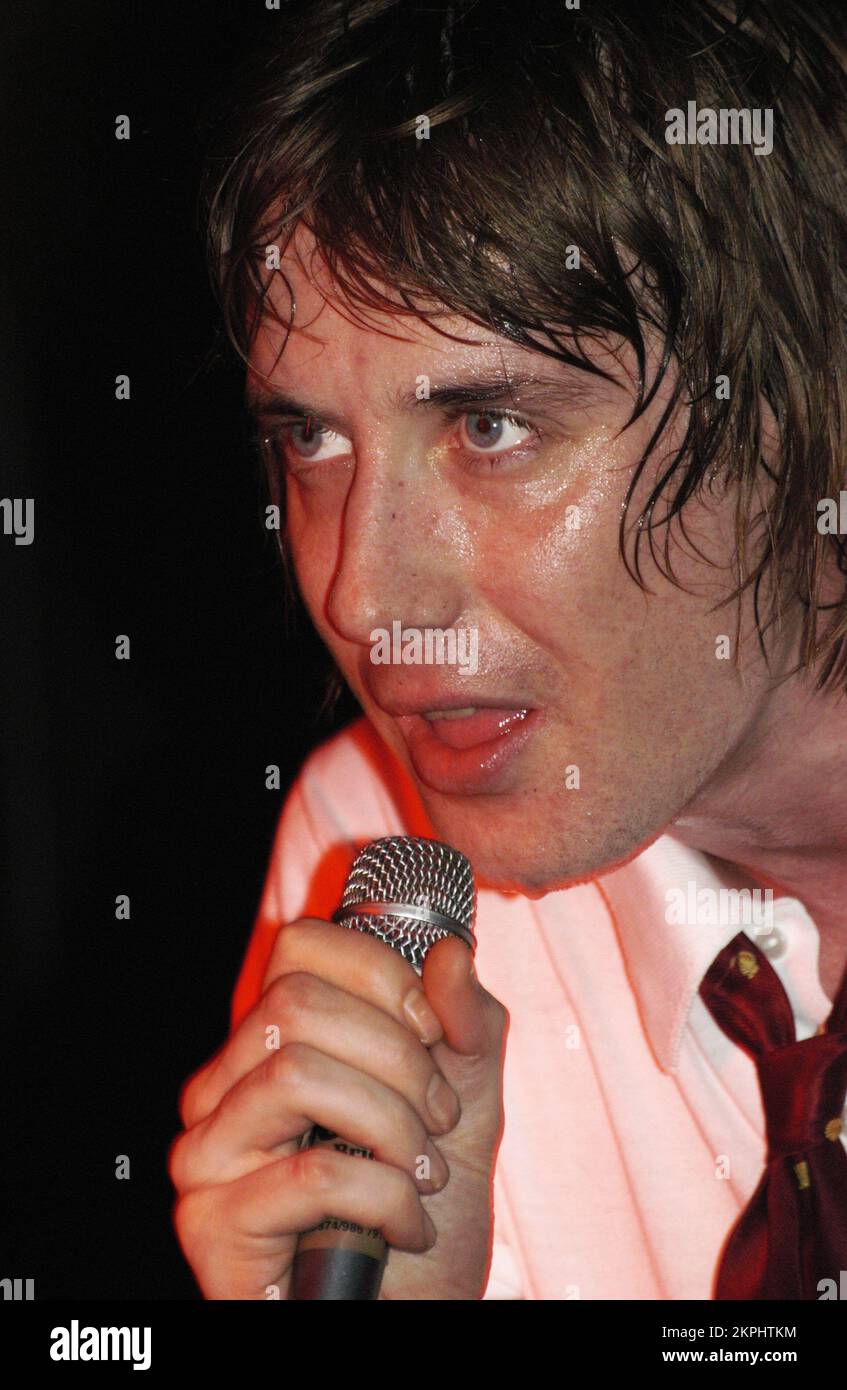 Johnny Cooke Sängerin mit der britischen Punkband DOGS im Barfly Club in Cardiff, 3. Februar 2005. Bild: ROB WATKINS Stockfoto