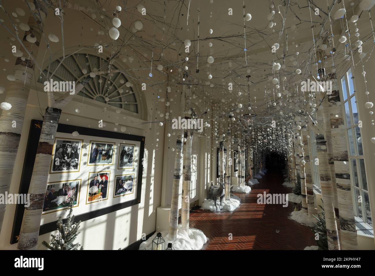 Die East Colonnade wird am 28. November 2022 im Weißen Haus in Washington, DC, zu Weihnachten dekoriert. (Foto: Oliver Contreras/SIP?A USA) Stockfoto