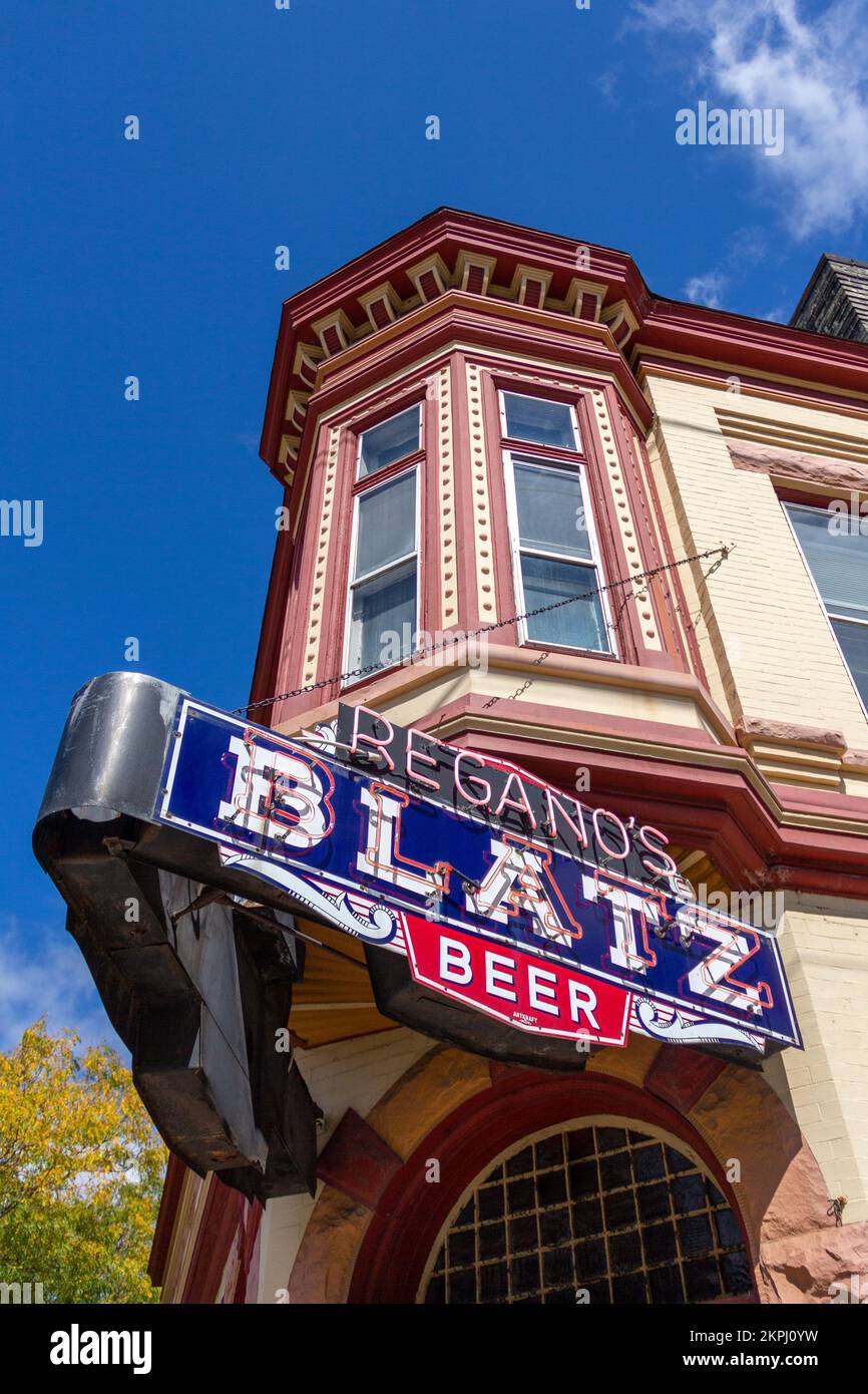 Milwaukee, WI - 22. September 2012: Das berühmte Blatz Beer-Schild hängt an einer Taverne in der historischen Brady Street in Milwaukee, WI. Blatz Brewing wurde gegründet Stockfoto