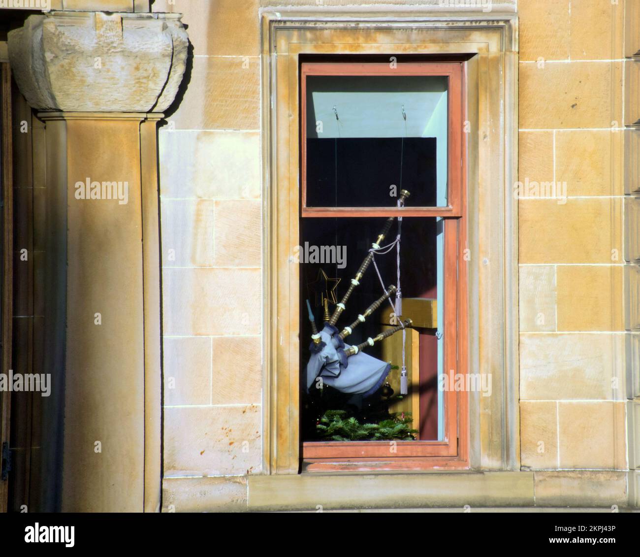 Rohre im Fenster des Pipers' Tryst Restaurants - The National Piping Centre McPhater Street Stockfoto