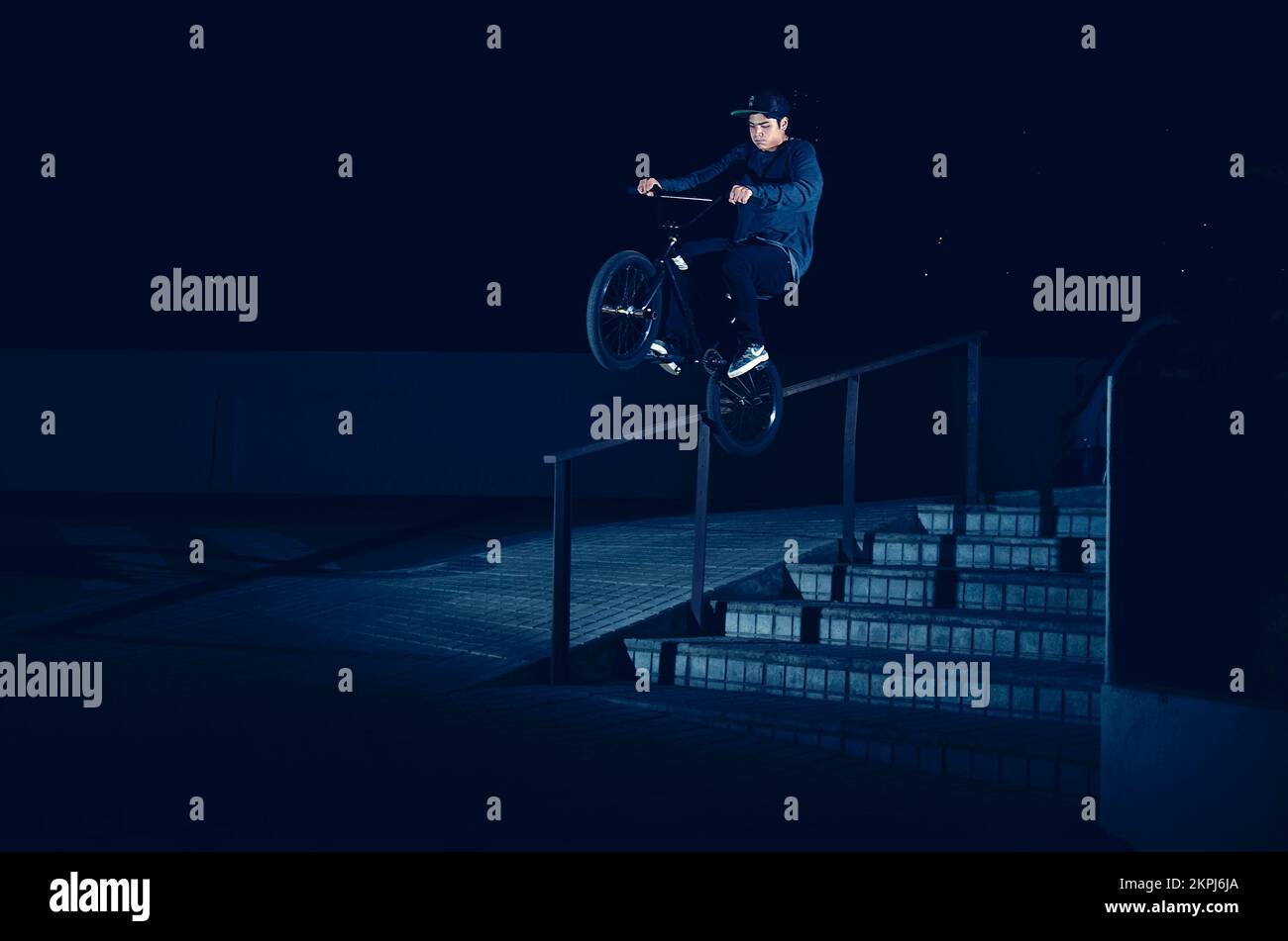 BMX-Biker, der einen Fahrradtrick macht, Ice Pick Stockfoto