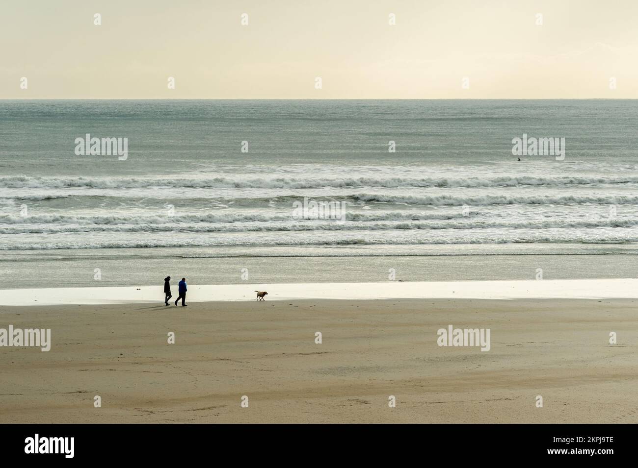 Inchydoney, West Cork, Irland. 27.. November 2022. An einem milden und sonnigen Novembertag genießen die Menschen einen Spaziergang am Inchydoney Beach in West Cork. Kredit: AG News/Alamy Live News Stockfoto