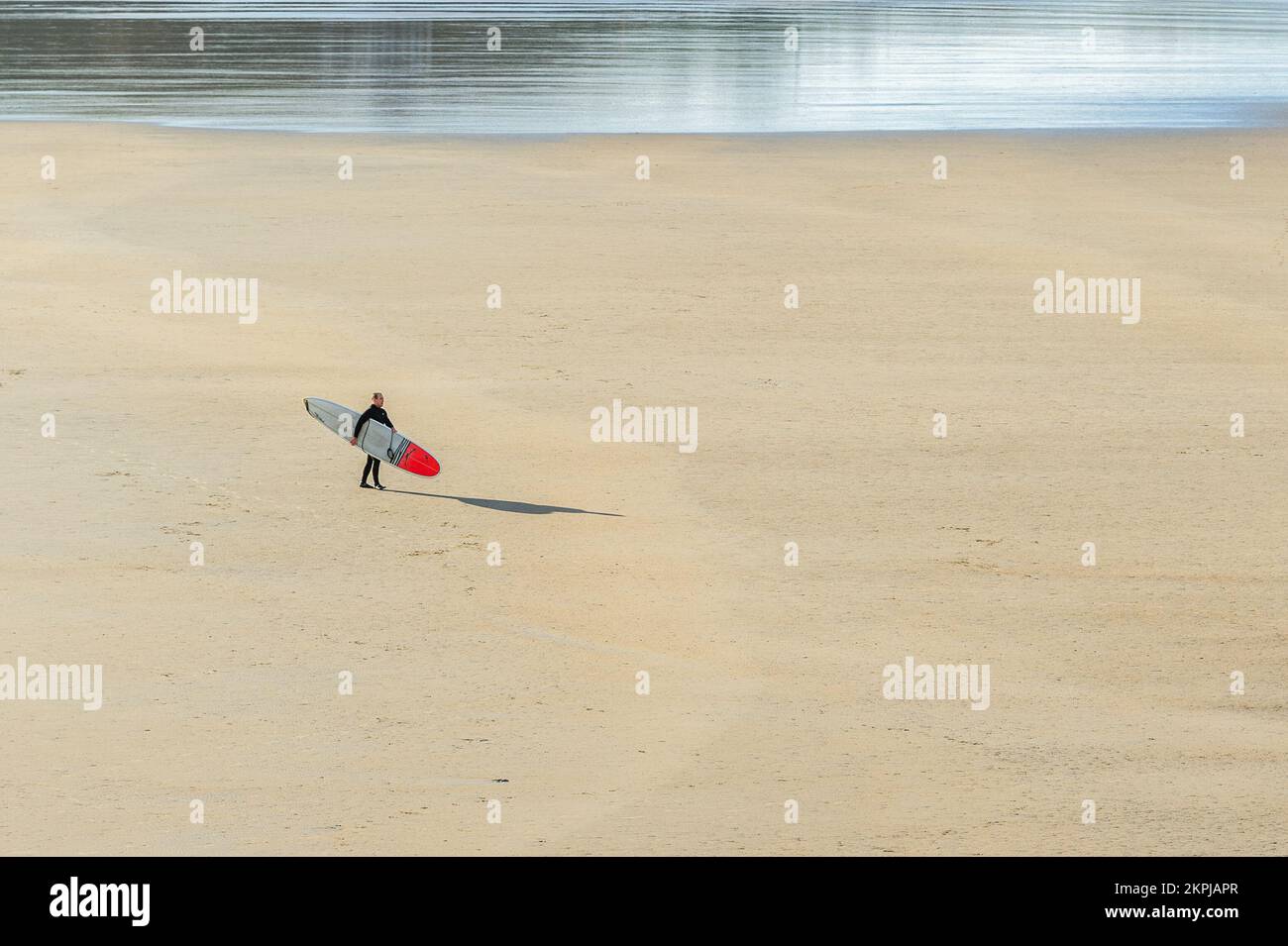 Inchydoney, West Cork, Irland. 27.. November 2022. An einem milden und sonnigen Novembertag verlässt ein Surfer das Wasser nach einem Surfkurs am Inchydoney Beach in West Cork. Kredit: AG News/Alamy Live News Stockfoto