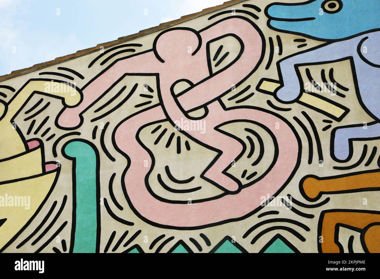 Eine seltsame Figur, gemalt von Keith Haring in Pisa. Details aus einem Wandgemälde namens Tuttomondo, das 1989 im Freien erschaffen wurde. Stockfoto