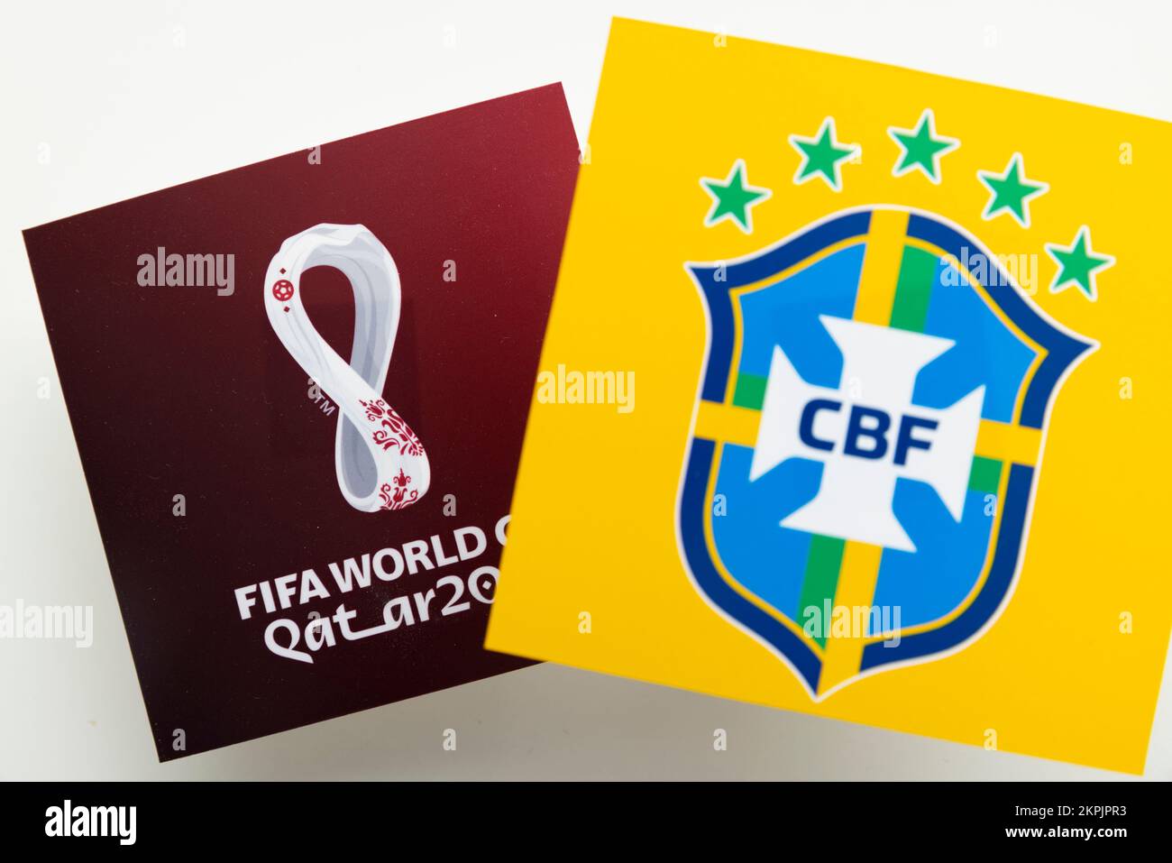 LONDON, Vereinigtes Königreich - Dezember 2022: Logo der brasilianischen Nationalmannschaft mit Logo der Katar-Weltmeisterschaft Stockfoto