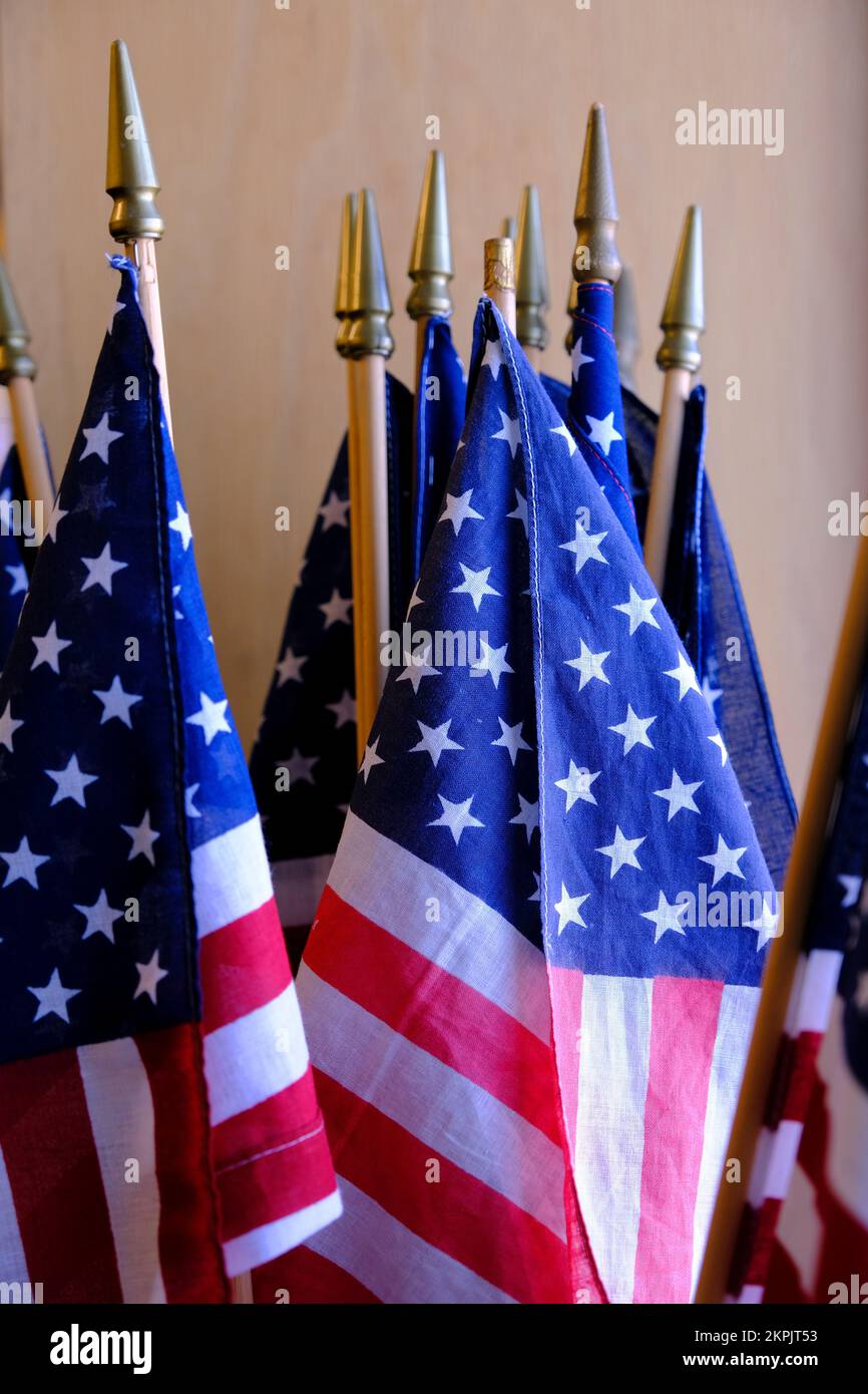 Viele amerikanische Flaggen zeigen zusammen Patriotisten und Nationalstolz auf die Demokratie der Freiheit Stockfoto