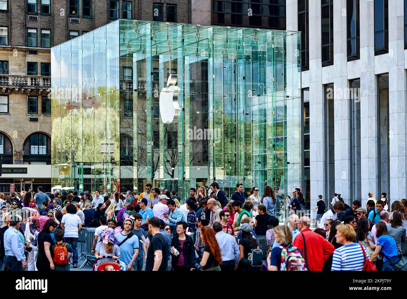 New York. Manhattan. Vereinigte Staaten. Eingang des Apple Store in der 5. Avenue Stockfoto