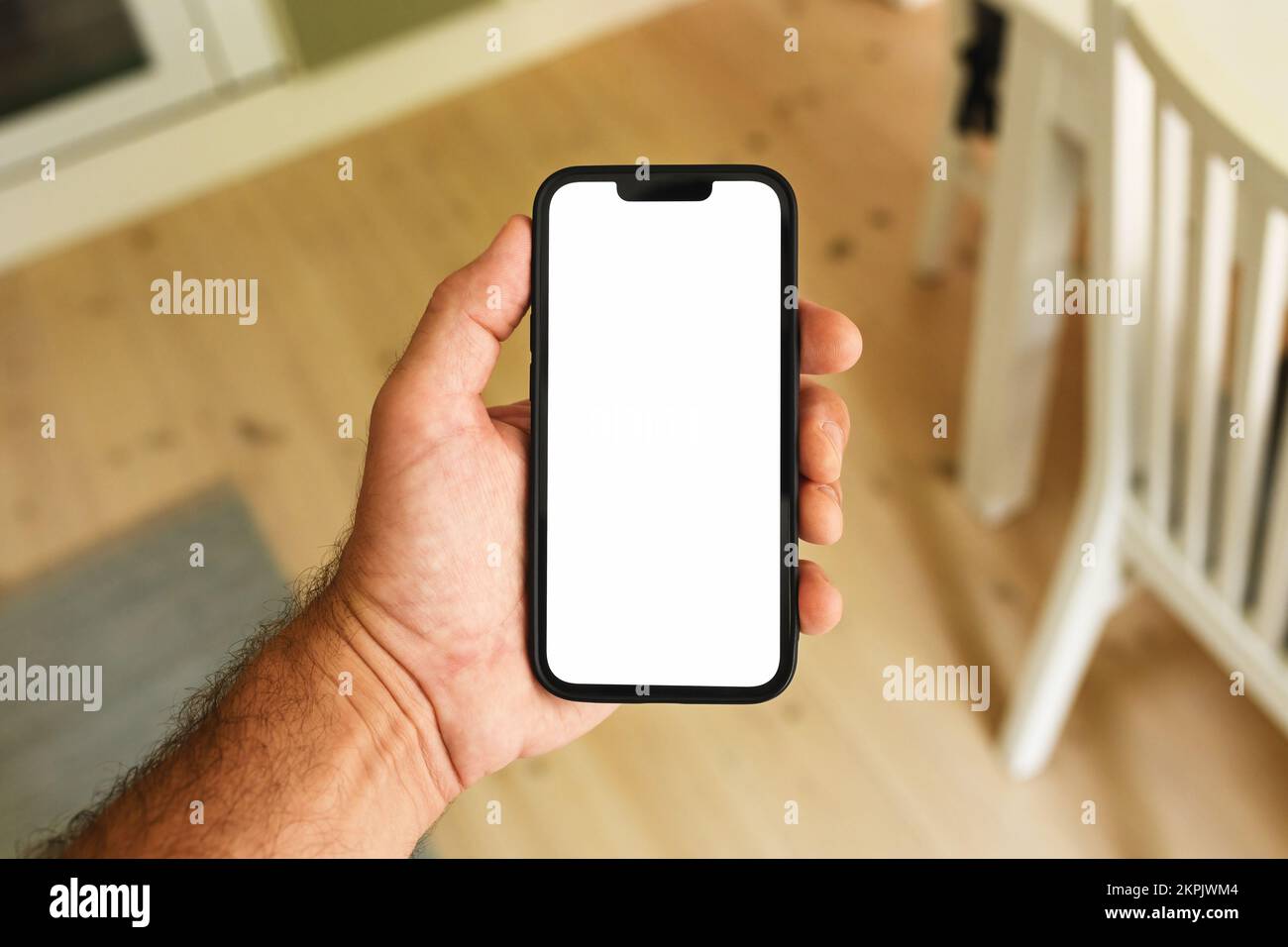 Smartphone-Mockup-Bildschirm, Mann mit Mobiltelefon und weißem Touchscreen im Essbereich, selektiver Fokus Stockfoto