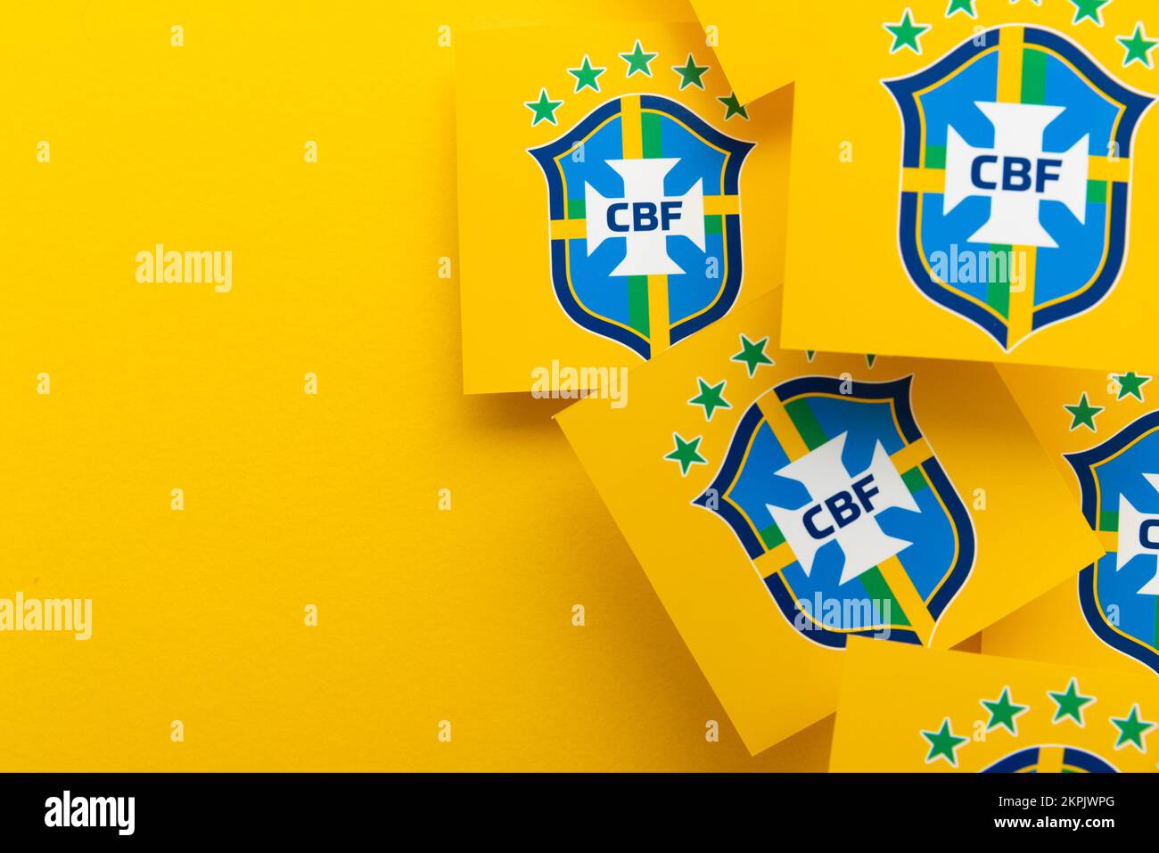 LONDON, UK - Dezember 2022: Logo der brasilianischen Nationalmannschaft Emblem der brasilianischen Fußballvereinigung Stockfoto