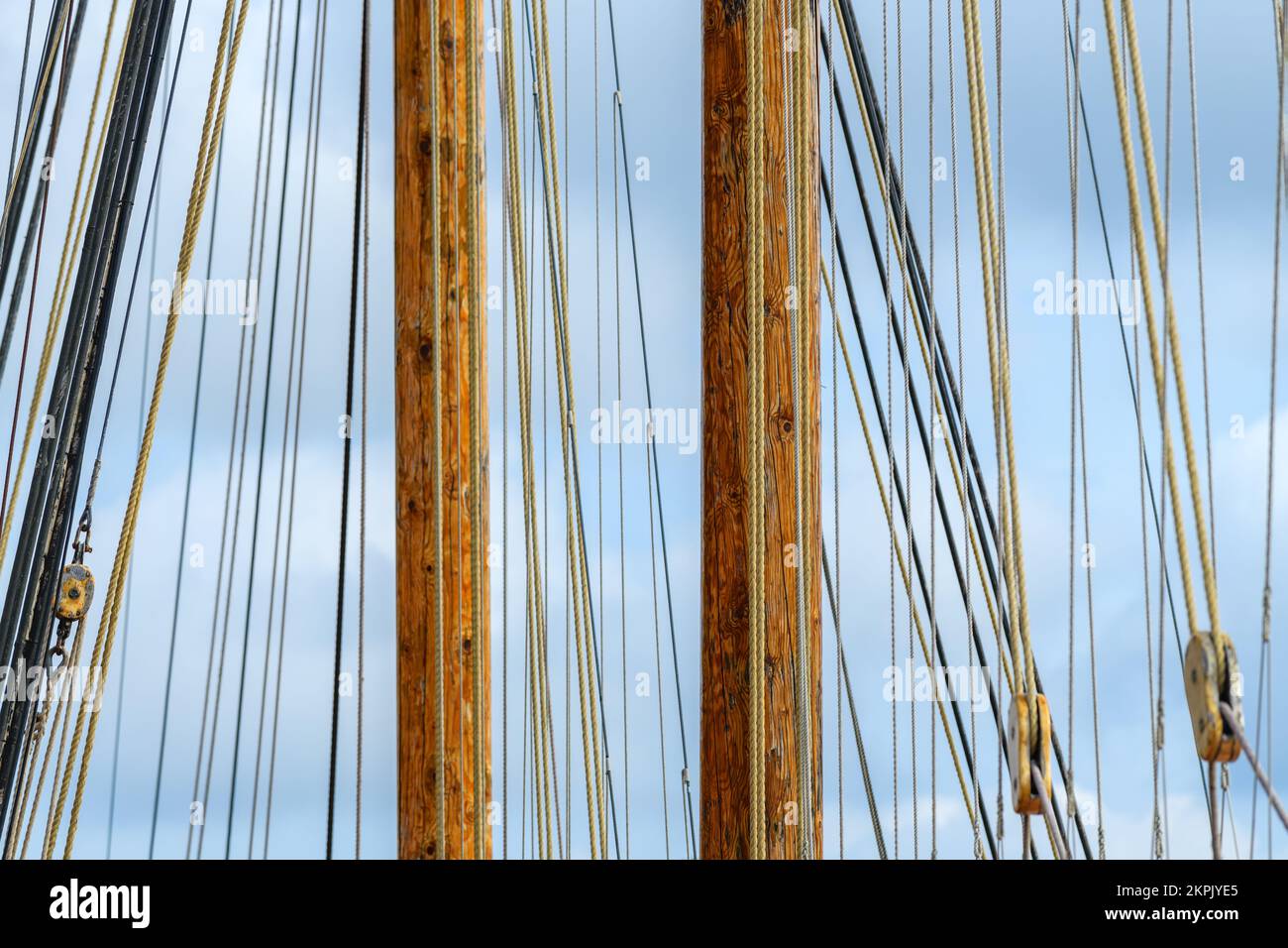 Segelschiff Holzmast mit Seilen, selektiver Fokus Stockfoto