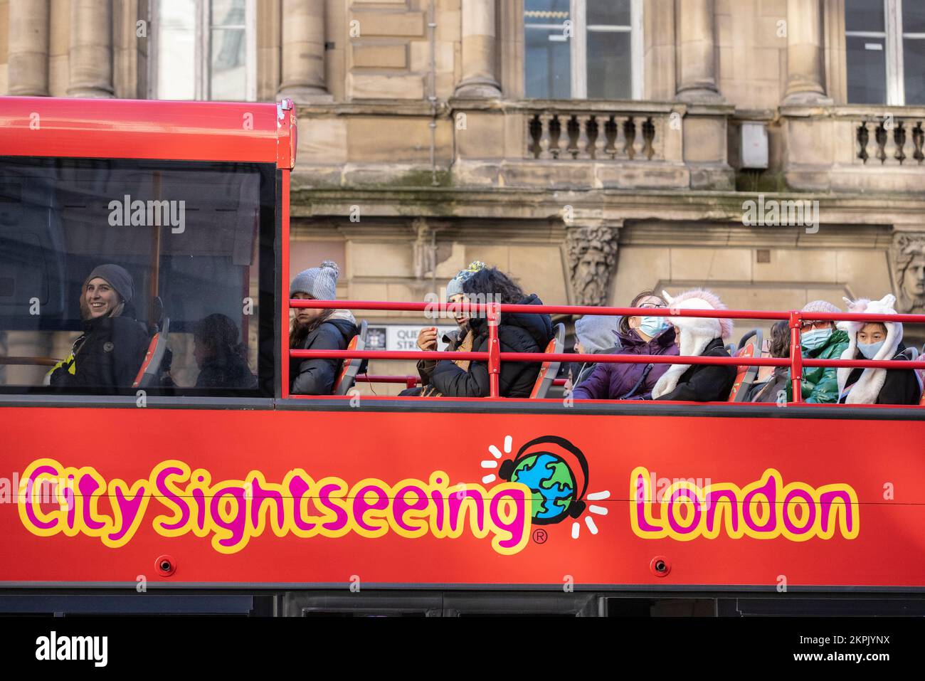 City Sightseeing Bus in City of London, gefüllt mit Touristen, während die Branche in diesen Jahren in den Wintermonaten in London, England, wieder voll ausgelastet ist Stockfoto
