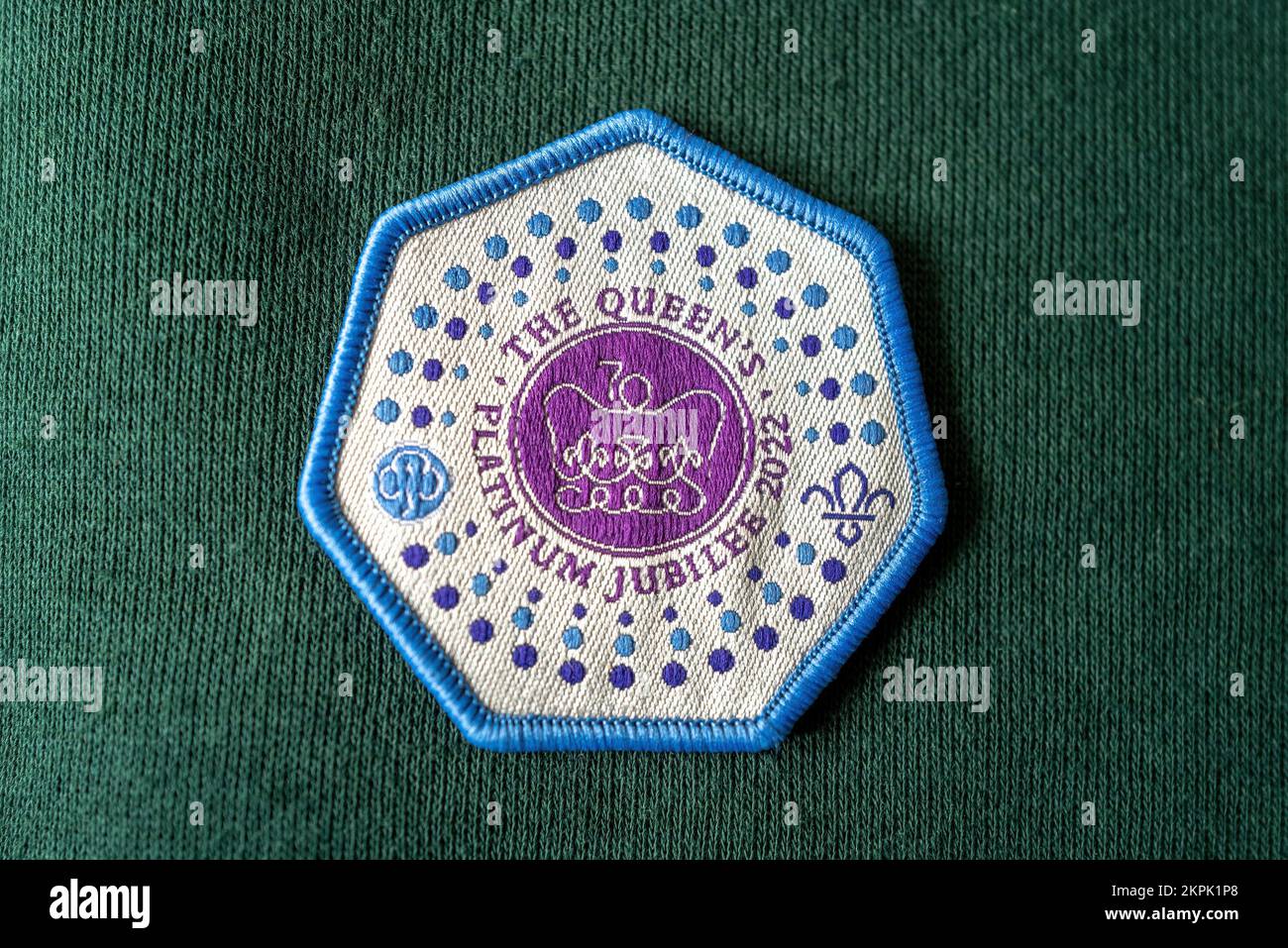 Southampton, Großbritannien - 13.. November 2022: Ein Cub-Scout-Abzeichen zum Gedenken an das Platinum Jubilee von Königin Elizabeth II. Im Jahr 2022 Stockfoto