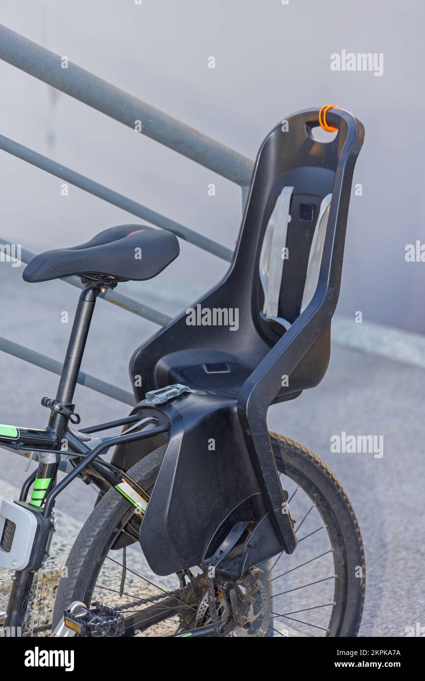 Mountainbike Mit Kindersitz Hinten Montiert Stockfotografie - Alamy
