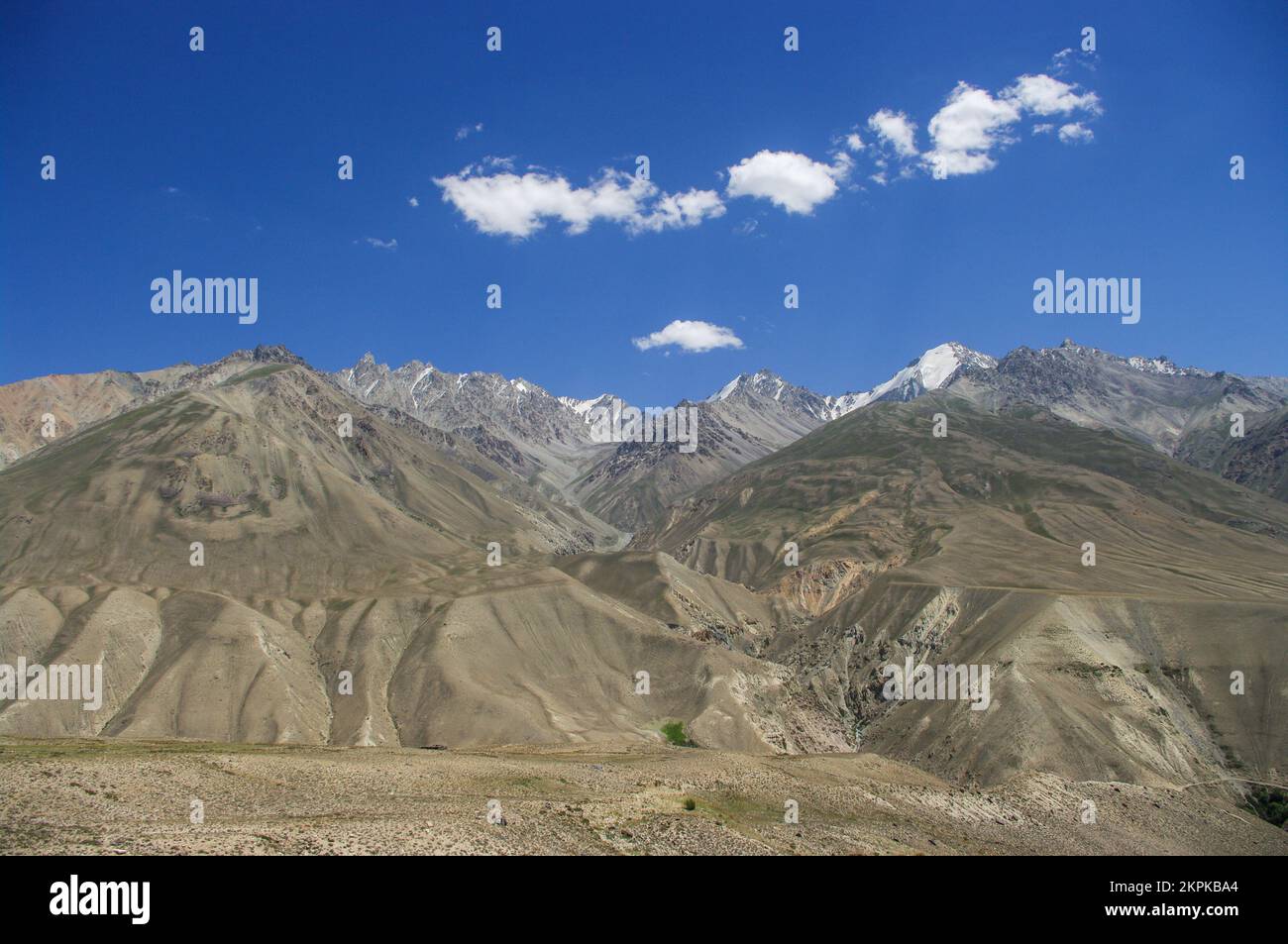 Blick auf die schneebedeckte Wakhan Bergkette in Afghanistan aus der Hochwüste zwischen Langar und Khargush, Gorno-Badakshan, Tadschikistan Pamir Stockfoto