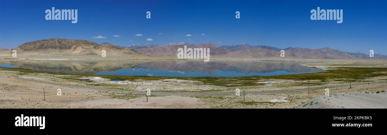 Panoramablick auf den hoch gelegenen See Sassykkul mit Berghintergrund und Reflexion entlang des Pamir Highway, Alichur, Gorno-Badakshan, Tadschikistan Stockfoto