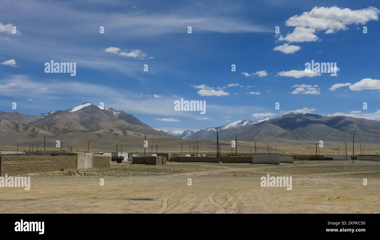 Landschaftsblick auf das hoch gelegene Dorf Alichur kirgisistan mit Berghintergrund entlang des Pamir Highway, Gorno-Badakshan, Tadschikistan Stockfoto