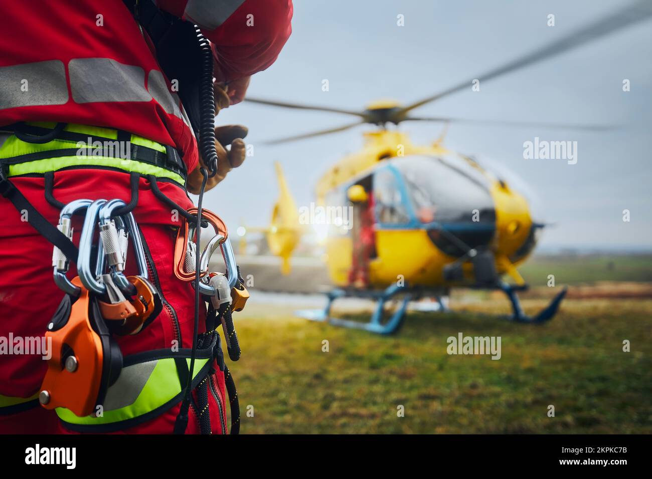Selektiver Fokus auf Sicherheitsgurte des Rettungsdienstes vor dem Hubschrauber. Die Themen Rettung, Hilfe und Hoffnung. Stockfoto