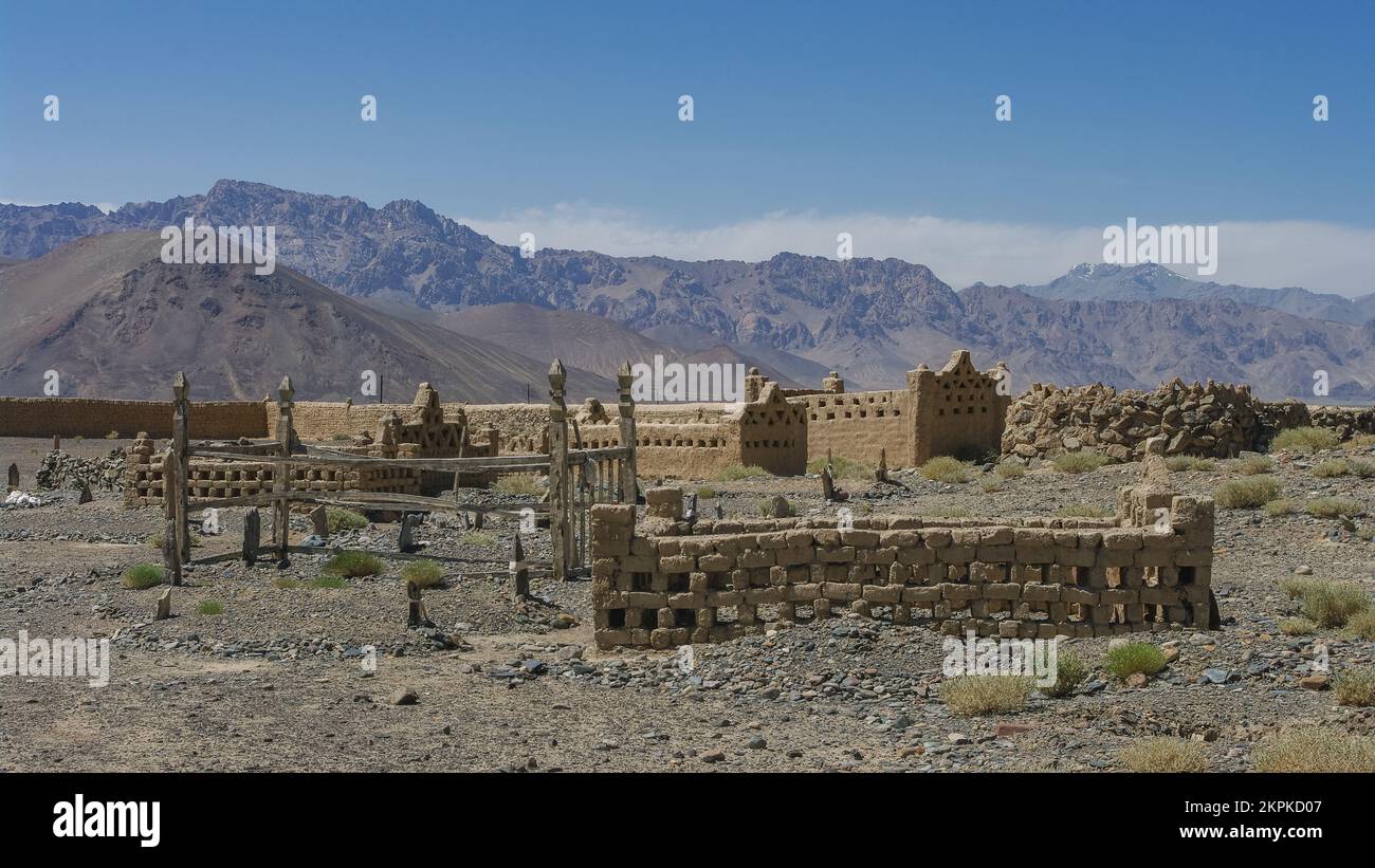 Landschaftsblick auf den traditionellen kirgisischen Friedhof entlang des hoch gelegenen Pamir Highway mit Berghintergrund, Murghab, Gorno-Badakshan, Tadschikistan Stockfoto