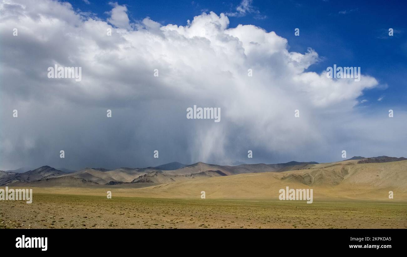 Spektakulärer Himmel über der Wüste in großer Höhe entlang des Pamir Highway zwischen AK Baital Pass und Karakul See, Murghab Viertel, Gorno-Badakshan, Tadschikistan Stockfoto