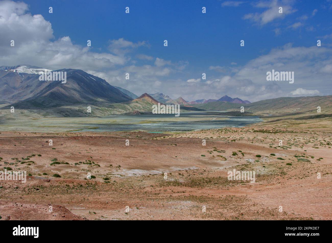 Malerische, farbenfrohe Berglandschaft entlang des Pamir Highway in der Nähe des Kyzyl Art Pass in großer Höhe, Gorno-Badakshan, Tadschikistan Stockfoto