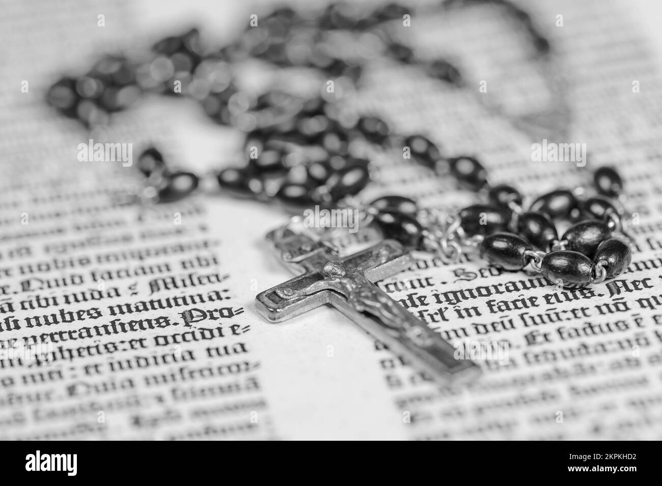 Rosary mit Kruzifix in der Nahaufnahme Stockfoto