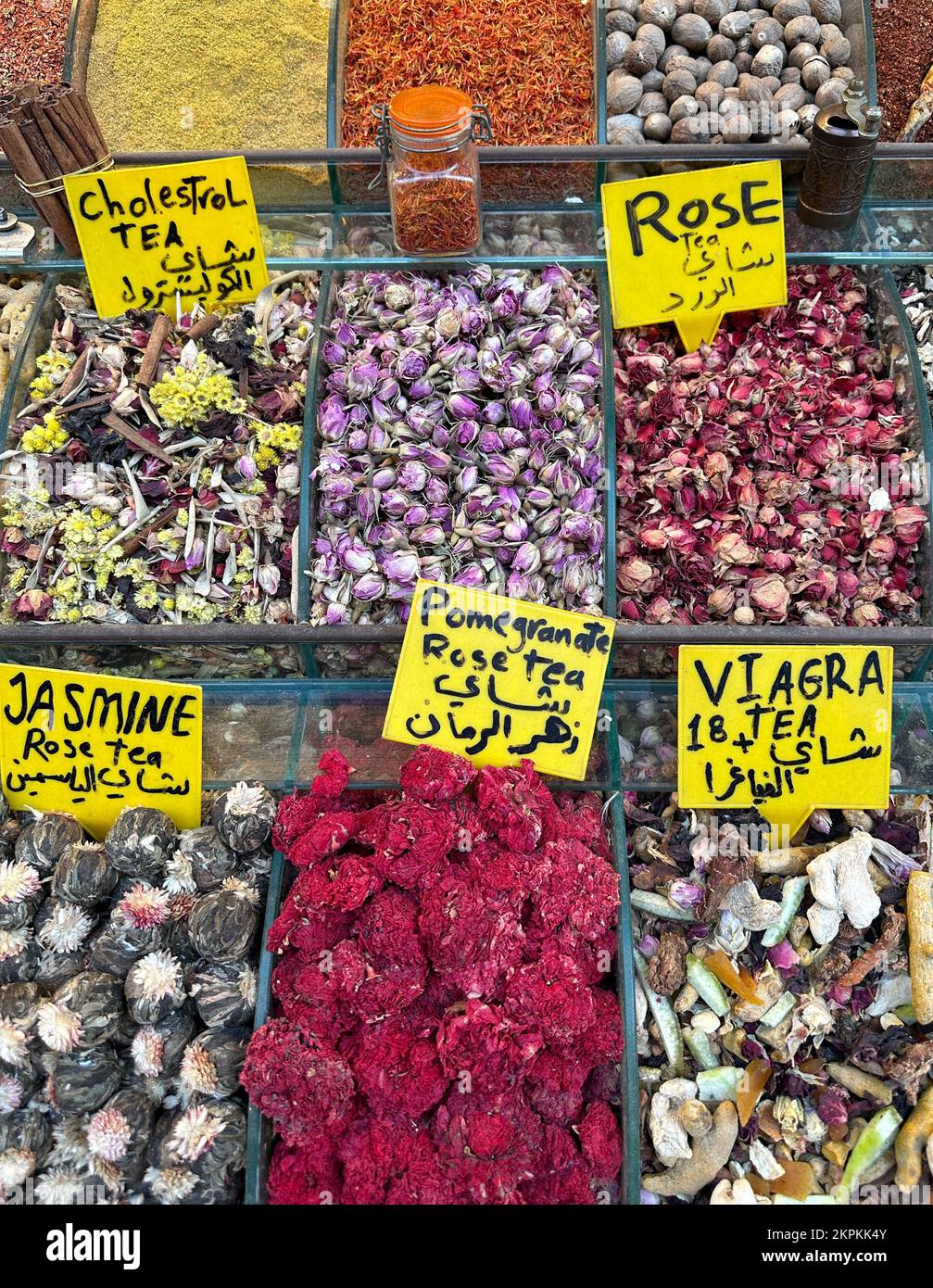 Nahaufnahme verschiedener Teesorten zum Verkauf auf einem Markt in Istanbul, Türkei Stockfoto