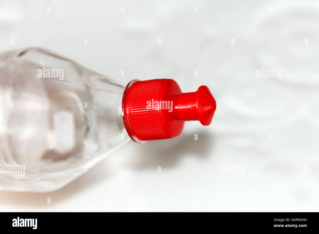 Flasche mit rotem Deckel mit vielseitigem, transparentem Acrylkleber für Reparaturarbeiten, hält dem Hintergrund von gepressten Schaumplatten für cei stand Stockfoto