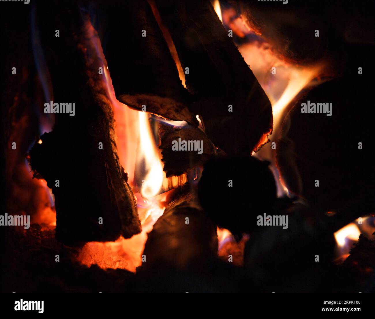 Feuer von hoher Temperatur aus Feuerholz brennt im Kamin, romantisch Stockfoto