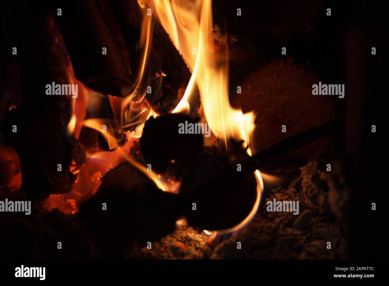 Helles Feuer der hohen Temperatur vom Brennholz brennt im Kamin Stockfoto