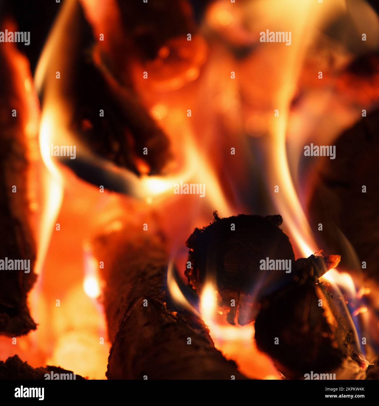 Helles Feuer der hohen Temperatur vom Brennholz brennt im Kamin, Hintergrund Stockfoto