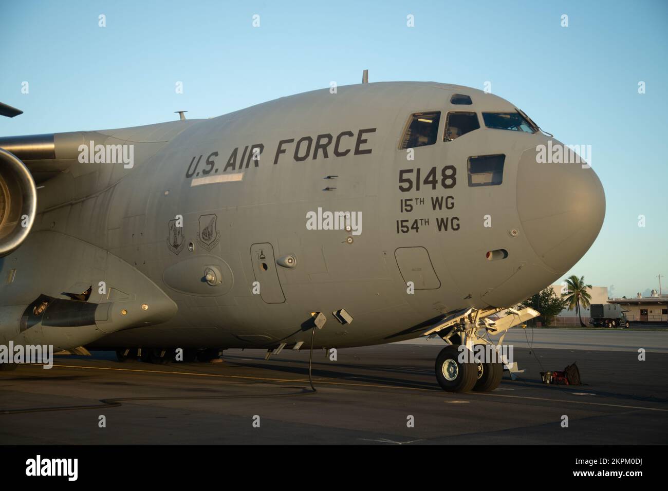 USA Air Force C-17 Globemaster III Frachtflugzeug bereitet Abflug vor 535. Airlift Squadron, 15. Operations Group, 15. Wing, 11. Air Force, PACAF auf Joint Base Pearl Harbor-Hickam, Hawaii, 01. November 2022. Einsätze bei schweren Stürzen sind ein Aspekt der realistischen Schulung, die das Joint Pacific Multinational Readiness Center (JPMRC), Schulungsrotation 23-01, für die indo-pazifischen Landstreitkräfte durchführt. JPMRC stärkt die Verteidigungsbeziehungen, fördert die multinationale Interoperabilität, erhöht die Bereitschaft und stärkt das vereinheitlichte regionale Landstromnetz der Joint Force. Stockfoto