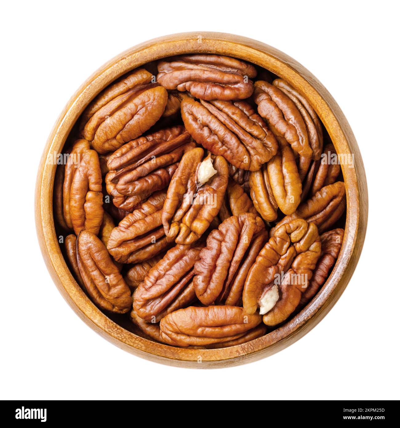 Pekannüsse, rohe Pekannusshälften in einer Holzschüssel. Ausgelöste Samen. Pekannüsse, Carya illinoinensis. Snacknüsse. Stockfoto