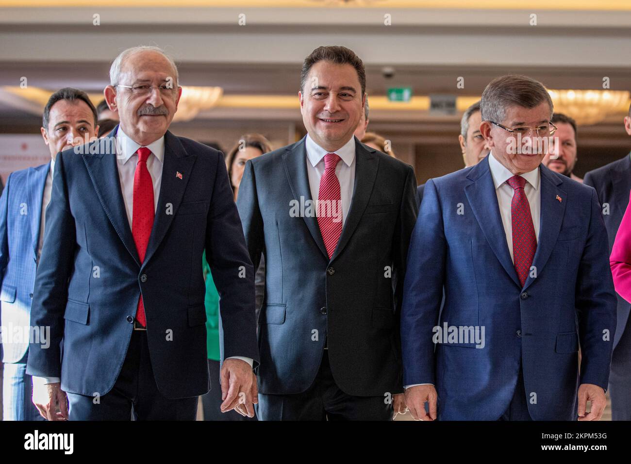 Die Führer der Republikanischen Volkspartei (CHP) Kemal Kilicdaroglu (R) Future Party (GP) Ahmet Davutoglu (L) und der Demokratie- und Fortschrittspartei Ali Babacan (M) nehmen an der Einführungstagung zum Verfassungsänderungsvorschlag des gestärkten Parlamentssystems Teil. Der Vorsitzende der Republikanischen Volkspartei (Kemal K?l?codaro?lu, DER Vorsitzende DER IYI-Partei Meral AK?ener, der Vorsitzende der Felicity Party (SP) Temel Karamollao?lu, der Vorsitzende der Demokratischen Partei Gültekin Uysal, der Vorsitzende der Future Party (GP) Ahmet Davuto?lu und der Democracy and Progress Party (DEVA) besuchten den Vorsitzenden Ali Babacan Stockfoto