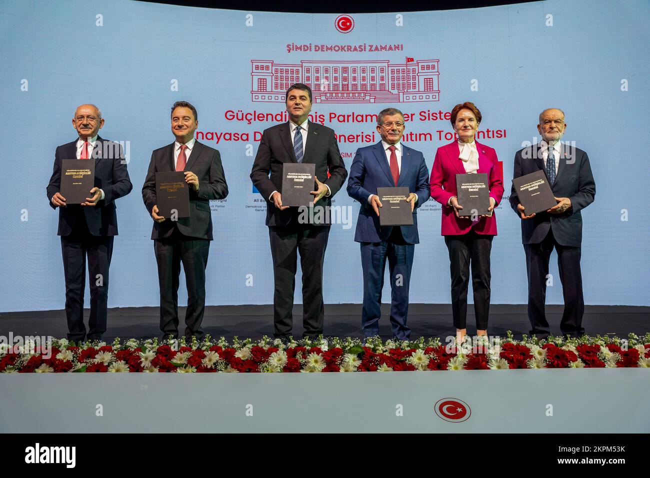 Führer der Republikanischen Volkspartei (CHP) Kemal Kilicdaroglu (L), FÜHRER DER IYI-Partei Meral Aksener (2. R), Führer der Felicity-Partei (Saadet) Temel Karamollaoglu (R), Führer der Demokratischen Partei (DP) Gultekin Uysal (3. L), Leiter der Futpartei (Gelecek) Ahmet Davutoglu (3. R), Ali Babacan (2. l), Parteiführer der Demokratischen Partei und des Fortschritts, nimmt an der Einführungstagung zum Vorschlag zur Verfassungsänderung des gestärkten Parlamentssystems Teil. Vorsitzender der Republikanischen Volkspartei (CHP) Kemal K?l?codaro?lu, VORSITZENDER DER IYI-Partei Meral AK?ener, Vorsitzender der Felicity-Partei (SP) Temel Karamollao Stockfoto