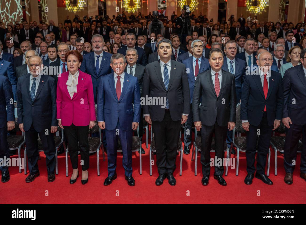 Führer der Republikanischen Volkspartei (CHP) Kemal Kilicdaroglu (2. R), IYI Partei Meral Aksener (4. L), Felicity Party (Saadet) Temel Karamollaoglu (3. L), Demokratische Partei (DP) Gultekin Uysal (4. R), Future Party (Gelecek) Ahmet Davutoglu (5. L), Und Demokratie und Fortschritt (DEVA), Ali Babacan (3. R), nehmen an der Einführungstagung zum Vorschlag zur Verfassungsänderung des gestärkten Parlamentssystems Teil. Vorsitzender der Republikanischen Volkspartei (KHP) Kemal K?l?codaro?lu, VORSITZENDER DER IYI-Partei Meral AK?ener, Vorsitzender der Felicity-Partei (SP) Temel Karamollao?lu, Vorsitzender der Demokratischen Partei (DP) Stockfoto