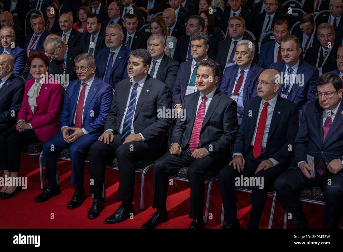 Führer der Republikanischen Volkspartei (CHP) Kemal Kilicdaroglu (2. R), IYI Partei Meral Aksener (4. L), Felicity Party (Saadet) Temel Karamollaoglu (3. L), Demokratische Partei (DP) Gultekin Uysal (4. R), Future Party (Gelecek) Ahmet Davutoglu (5. L), Und Demokratie und Fortschritt (DEVA), Ali Babacan (3. R), nehmen an der Einführungstagung zum Vorschlag zur Verfassungsänderung des gestärkten Parlamentssystems Teil. Vorsitzender der Republikanischen Volkspartei (KHP) Kemal K?l?codaro?lu, VORSITZENDER DER IYI-Partei Meral AK?ener, Vorsitzender der Felicity-Partei (SP) Temel Karamollao?lu, Vorsitzender der Demokratischen Partei (DP) Stockfoto