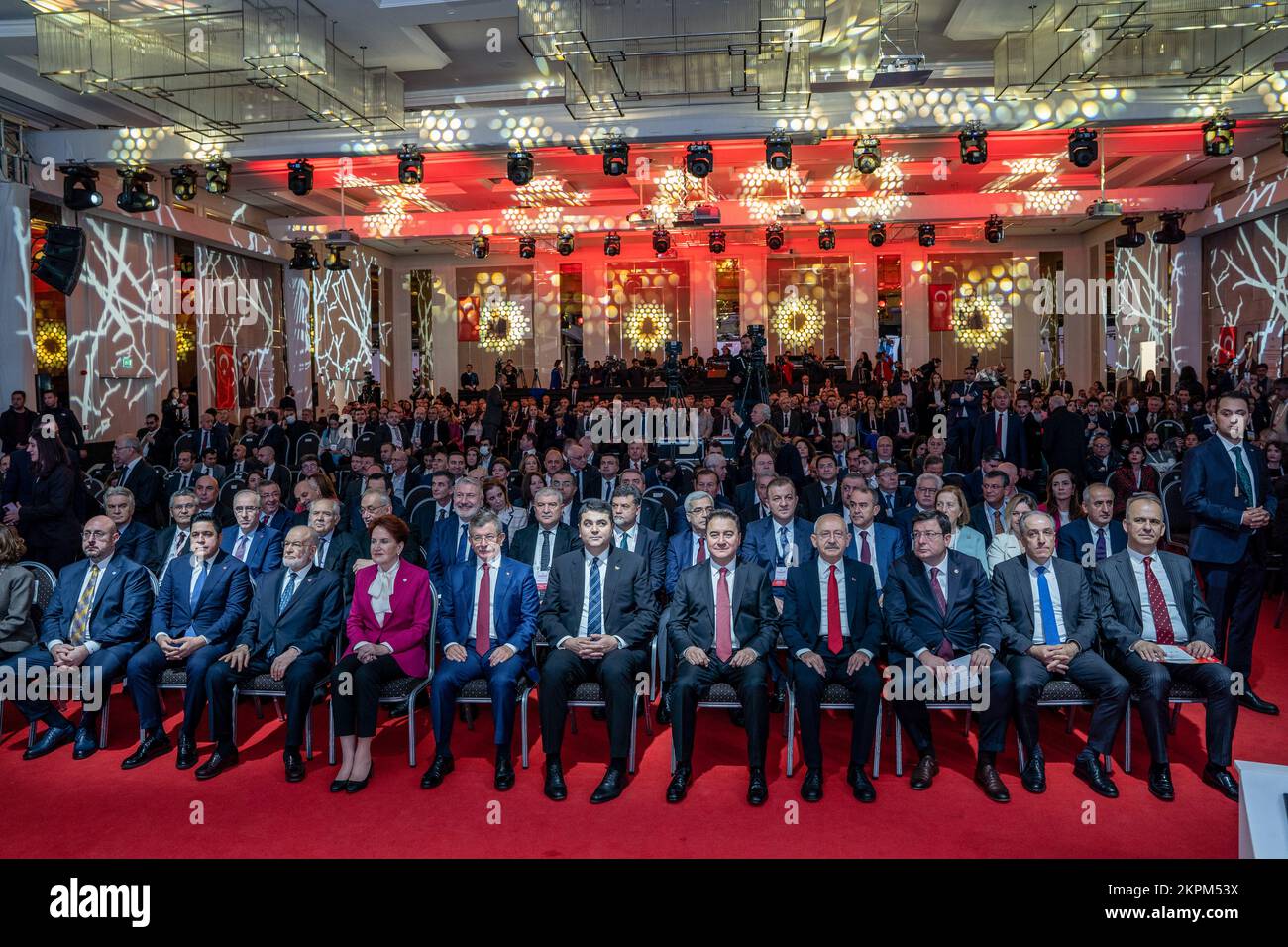 Führer der Republikanischen Volkspartei (CHP) Kemal Kilicdaroglu (2. R), IYI Partei Meral Aksener (4. L), Felicity Party (Saadet) Temel Karamollaoglu (3. L), Demokratische Partei (DP) Gultekin Uysal (4. R), Future Party (Gelecek) Ahmet Davutoglu (5. L), Und Demokratie und Fortschritt (DEVA), Ali Babacan (3. R), nehmen an der Einführungstagung zum Vorschlag zur Verfassungsänderung des gestärkten Parlamentssystems Teil. Vorsitzender der Republikanischen Volkspartei (KHP) Kemal K?l?codaro?lu, VORSITZENDER DER IYI-Partei Meral AK?ener, Vorsitzender der Felicity-Partei (SP) Temel Karamollao?lu, Vorsitzender der Demokratischen Partei (DP) Stockfoto